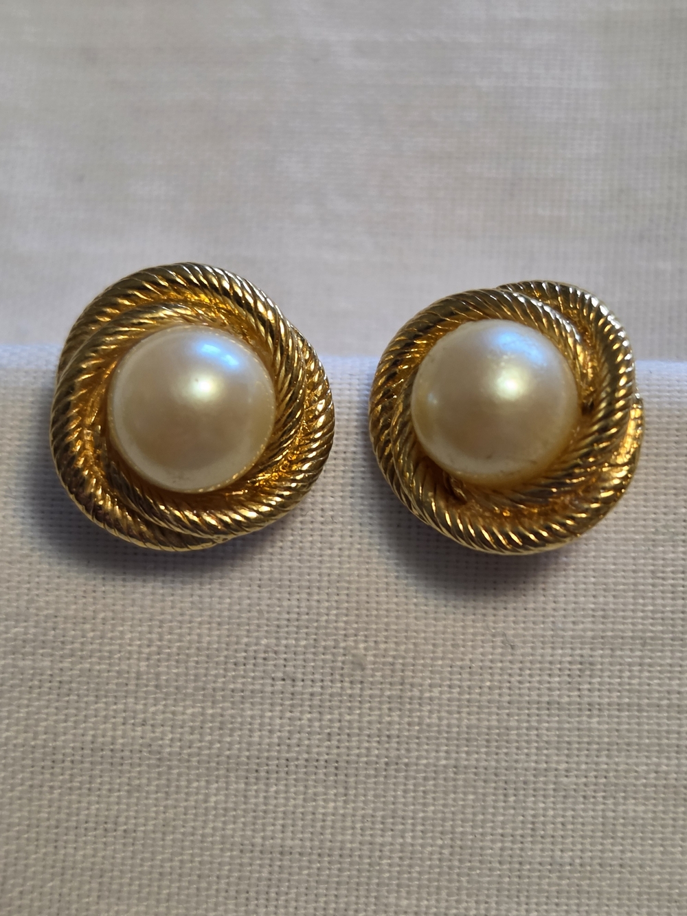 Vtg Monet Gold-Tone Knotted Rope Faux Pearl Center Clip Earrings